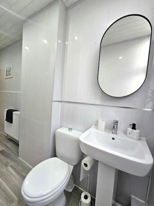 Spacious Haven With Free Parking Glasgow Exterior foto