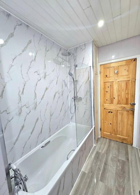 Spacious Haven With Free Parking Glasgow Exterior foto