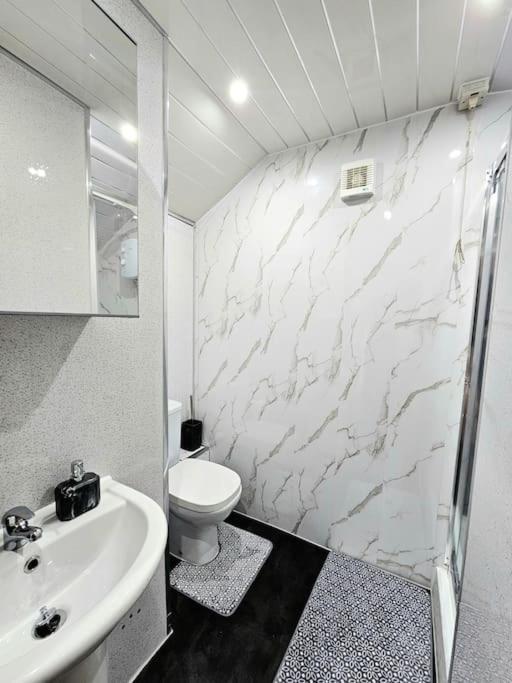 Spacious Haven With Free Parking Glasgow Exterior foto